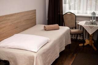 Отель Hotel Huzar Гожув-Велькопольски Двухместный номер с 2 отдельными кроватями-4